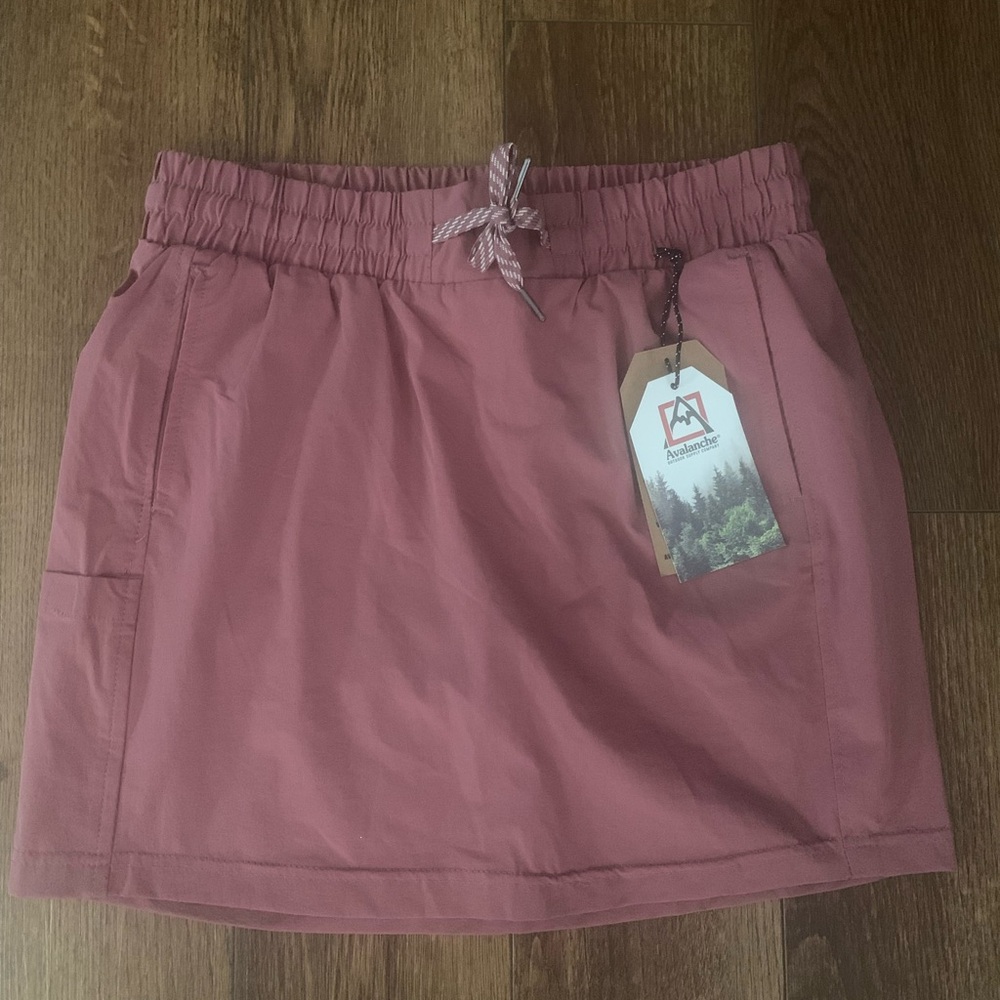 Avalanche Outdoor Jordan Skort with inner bike shorts. Length 3.5” inseam- Mauve